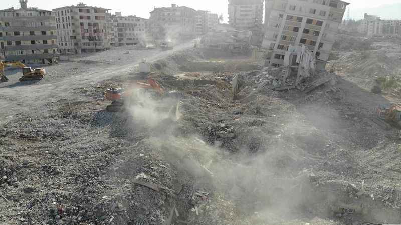 Enkaz kentte Basra sıcağında zorlu yıkım